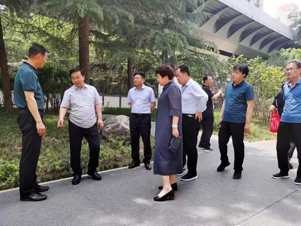 山西省運城市萬榮縣政府一行深入陜煤建設(shè)澄合分公司承建的西安建工路綠道公園進行考察