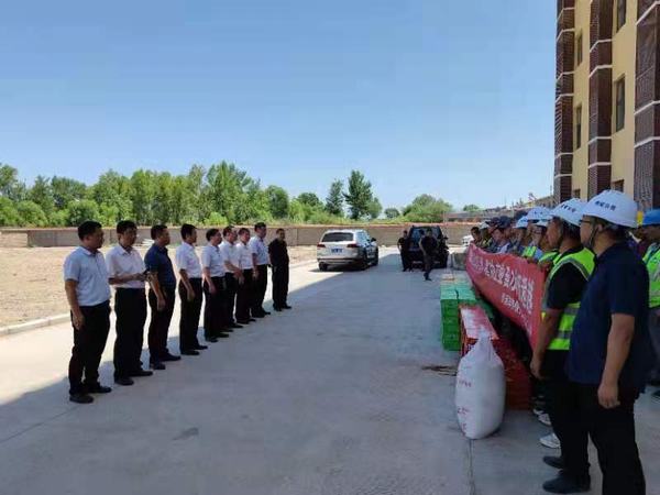 靖神鐵路公司黨委副書記、董事長陳俊濤為陜煤建設(shè)銅煤公司第八項(xiàng)目部靖神鐵路孟家灣機(jī)輛中心項(xiàng)目干部職工等送清涼