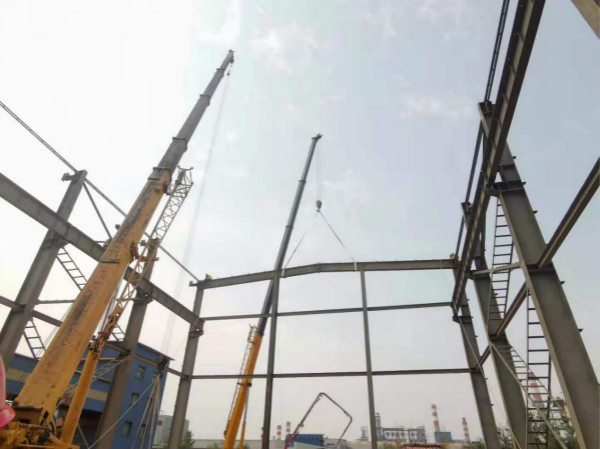 陜煤建設漢中分公司承建的燒結機頭電除塵灰資源化利用項目清洗車間順利上梁