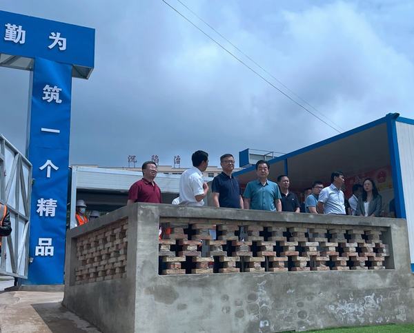 陜煤集團(tuán)總經(jīng)理助理、戰(zhàn)略規(guī)劃委主任宋世杰一行蒞臨陜煤建設(shè)銅煤公司承建的王石凹游客服務(wù)中心項(xiàng)目檢查指導(dǎo)工作