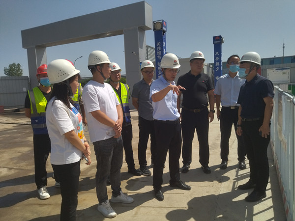 灃西新城黨委委員、管委會(huì)副主任薄磊一行蒞臨陜煤建設(shè)咸陽分公司承建的灃西新城第五學(xué)校項(xiàng)目調(diào)研指導(dǎo)工作