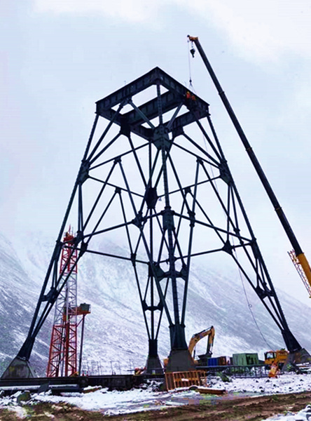 陜煤建設(shè)礦建三公司天山勝利隧道2-2通風(fēng)豎井井架主體安裝完畢
