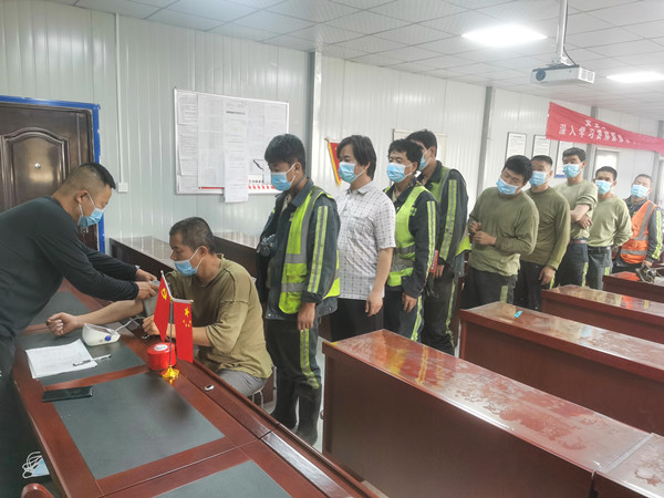 陜煤建設(shè)機(jī)電安裝公司小保當(dāng)項目部為職工辦實事暖心窩