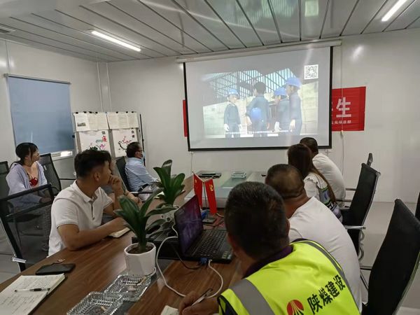 陜煤建設(shè)天工公司渭陽佳苑項(xiàng)目“觀視頻+防風(fēng)險+遏事故” 迎雙節(jié)