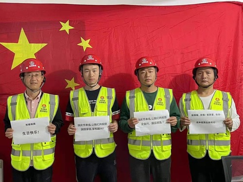 我和國(guó)旗合個(gè)影，曬出濃濃愛(ài)國(guó)情！