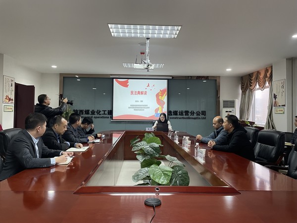 神木市司法局局長趙永強(qiáng)蒞臨陜煤建設(shè)洗選煤運(yùn)營公司開展“憲法宣傳周”宣講活動(dòng)