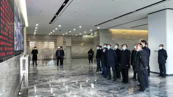 榆林市副市長陳忠一行蒞臨陜煤建設(shè)榆林公司承建的榆林市金融中心項目檢查指導(dǎo)工作