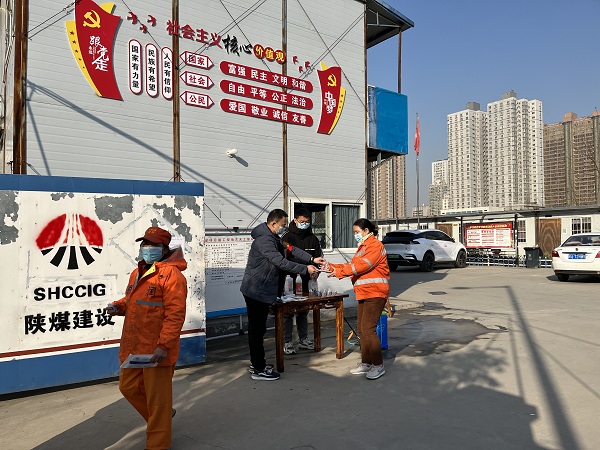 陜煤建設(shè)渭南分公司第十一項(xiàng)目部開(kāi)展“防疫有我，健康同行”青年志愿服務(wù)活動(dòng)