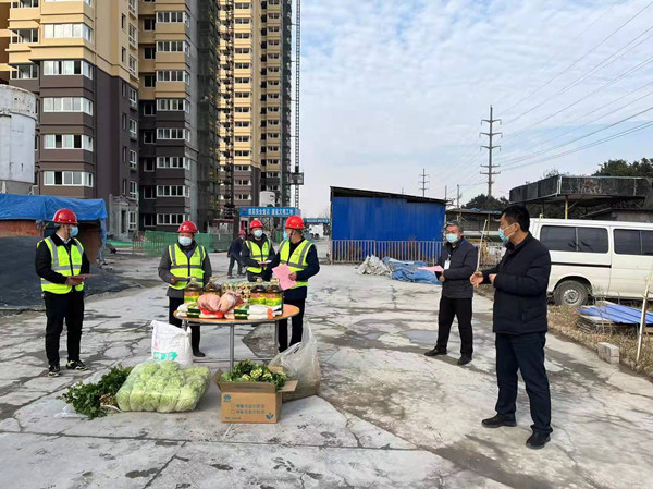 涇陽縣住房與城鄉(xiāng)建設(shè)局領(lǐng)導(dǎo)班子一行慰問陜煤建設(shè)咸陽分公司涇陽縣西城保障房小區(qū)項目一線員工