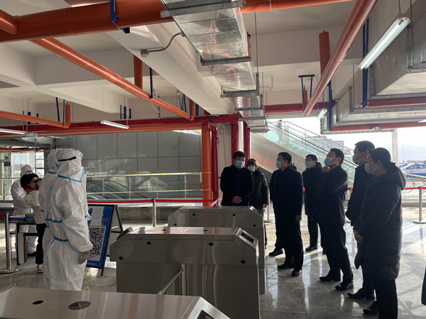 彬州市委書記王宏志、市長陳加寶一行蒞臨銀西高鐵彬州東站前廣場項目指導(dǎo)疫情防控工作