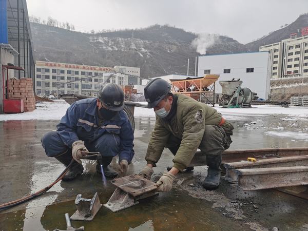 陜煤建設(shè)礦建二公司安裝項(xiàng)目部：風(fēng)雪難掩熱情 全力保障生產(chǎn)