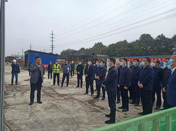 涇陽縣縣委書記拓巍峰、縣長郝瑞耀一行蒞臨陜煤建設(shè)咸陽分公司涇陽縣西城保障房項目觀摩調(diào)研