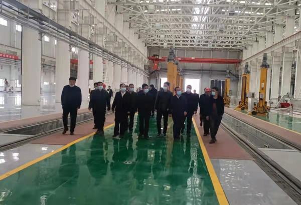 陜煤集團(tuán)陜西鐵路物流集團(tuán)黨委書記、董事長趙國智蒞臨靖神鐵路孟家灣站機(jī)輛中心檢查指導(dǎo)工作