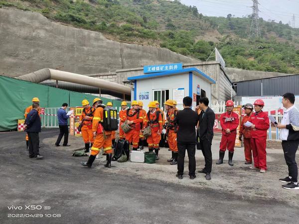 陜煤建設(shè)礦建二公司第二項目部聯(lián)合王峰煤礦開展煤與瓦斯突出應(yīng)急演練活動