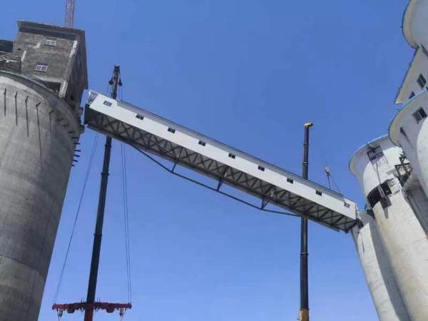 陜煤建設(shè)銅煤公司：第二十一項目部檸條塔礦井選煤廠技改項目二標(biāo)段汽車裝車倉至新增汽車裝車倉洗中塊帶式輸送機棧橋工程順利吊裝完成