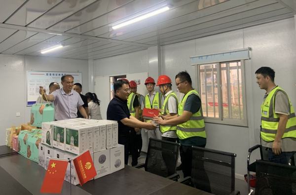 王明智深入一線開(kāi)展 “送清涼”慰問(wèn)活動(dòng)