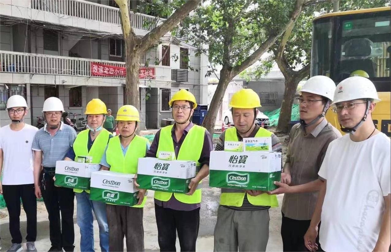 陜煤建設(shè)新城公司第一項(xiàng)目部“情系一線送清涼”