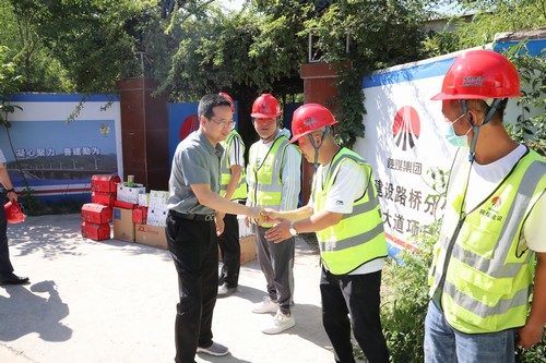 贠公法深入西咸新區(qū)項(xiàng)目部慰問(wèn)一線“送清涼”