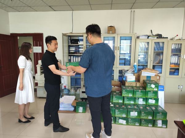 炎炎夏日送清涼，濃濃關(guān)愛沁人心