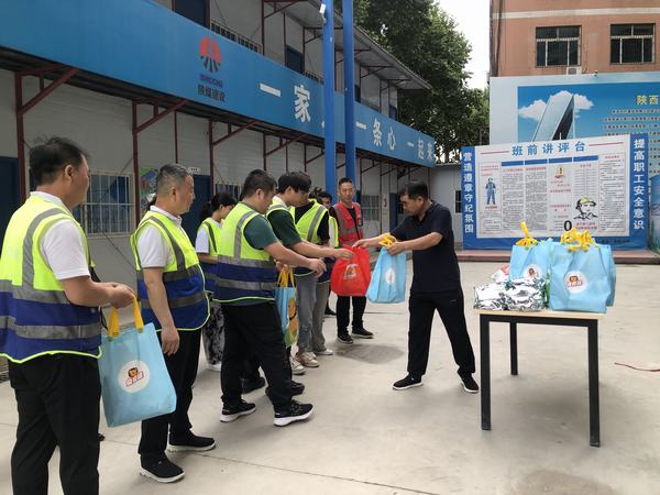 陜煤建設(shè)韓城分公司開展“送清涼進一線，為職工辦實事”活動