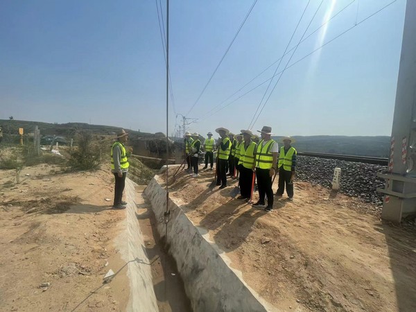 聞“汛”而動(dòng)，陜煤建設(shè)路橋分公司靖神鐵路項(xiàng)目部全力搶修水毀地段工程