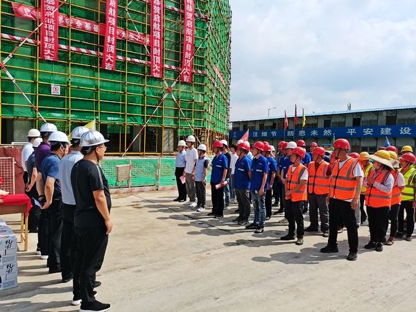 陜煤建設(shè)渭南分公司承建的渭南啟航A、B座工程主體順利封頂