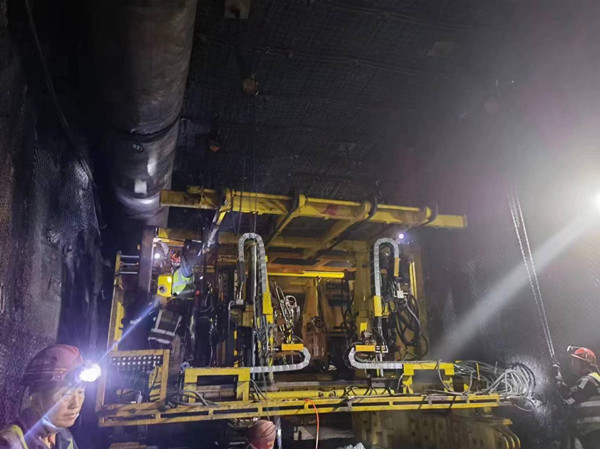 陜煤建設(shè)機電安裝公司小保當項目部順利完成護盾機器人安裝