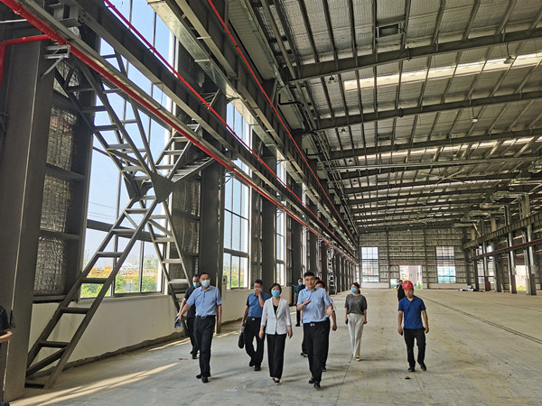 河南省長葛市市長張曉麗一行深入陜煤建設渭南分公司河南龐源塔式起重機項目調研指導工作
