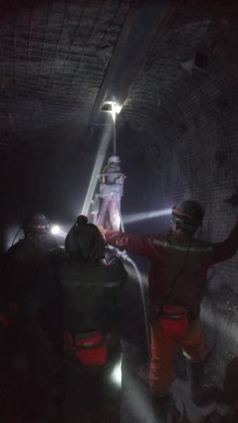 陜煤建設(shè)礦建二公司車村項(xiàng)目部3102工作面運(yùn)輸順槽順利貫通