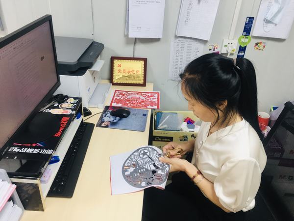 紅心向黨迎“十一”  巧手鐫刻愛國情