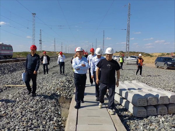 陜西鐵路物流集團副總經(jīng)理李博一行深入靖神鐵路項目檢查指導