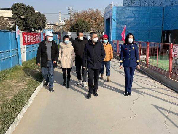 西安市新城區(qū)委常委、副區(qū)長楊珩蒞臨陜煤建設(shè)新城公司第二項目部檢查指導(dǎo)工作