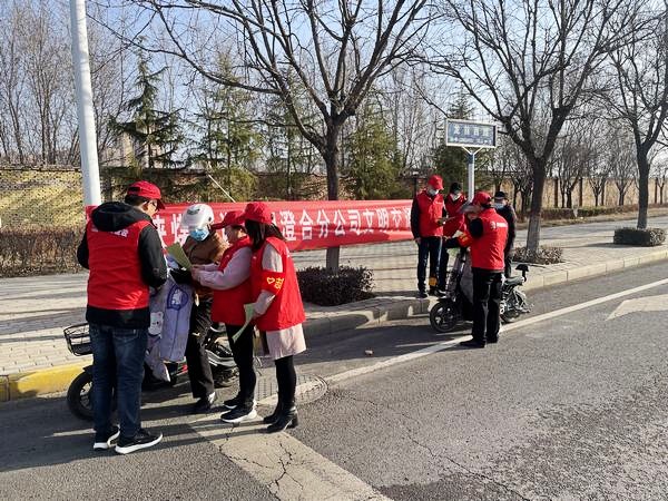 陜煤建設(shè)澄合分公司第十五項(xiàng)目部多形式開展學(xué)雷鋒活動(dòng)展現(xiàn)青年風(fēng)采