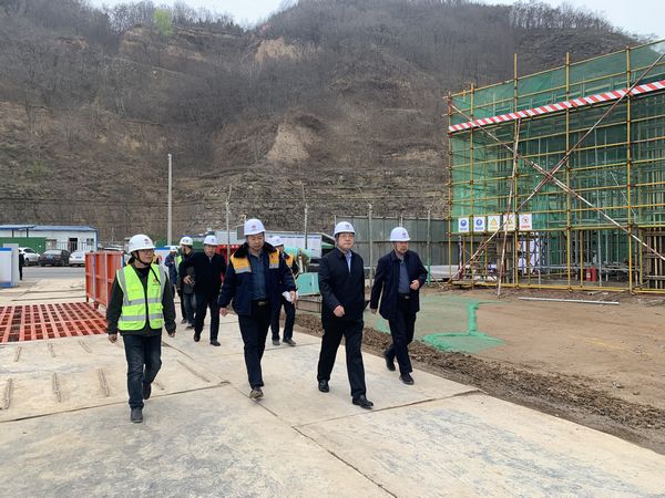 陜西彬長集團(tuán)有限公司董事長、黨委書記一行蒞臨陜煤建設(shè)天工公司承建的儲煤倉工地檢查指導(dǎo)工作