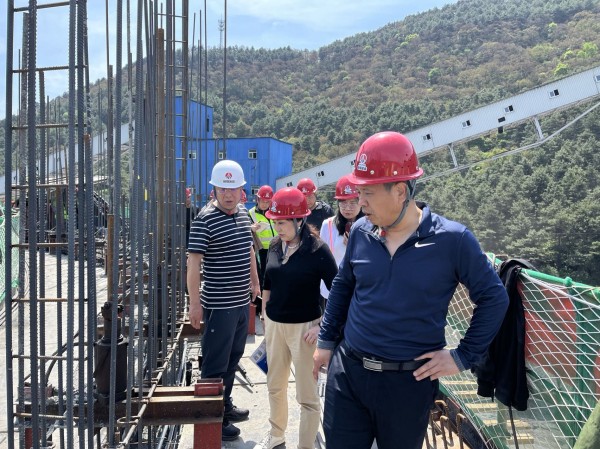 煤炭工業(yè)邯鄲工程造價(jià)管理站站長(zhǎng)叢樹茂一行蒞臨陜煤建設(shè)咸陽分公司雙龍項(xiàng)目部實(shí)地調(diào)研