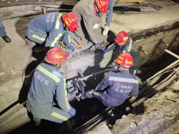 陜煤建設機電安裝公司涌鑫項目部連夜搶修電纜保障電力運行