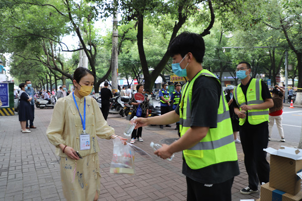 陜煤建設漢中分公司助力高考獻愛心 情系考生送清涼