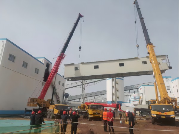 陜煤建設(shè)渭南分公司第十二項(xiàng)目部承建的小保當(dāng)選煤廠成品矸石緩沖倉至8004驅(qū)動間帶式輸送棧橋順利吊裝完成