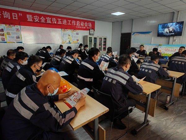 陜煤建設(shè)洗選煤運(yùn)營(yíng)公司紅柳林洗煤廠項(xiàng)目部 ：開(kāi)展“安全宣傳咨詢?nèi)铡濒摺拔暹M(jìn)”活動(dòng)