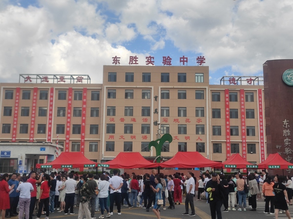 陜煤建設(shè)銅煤公司第五項(xiàng)目部開展“助力中考，愛心送水”志愿服務(wù)活動(dòng)