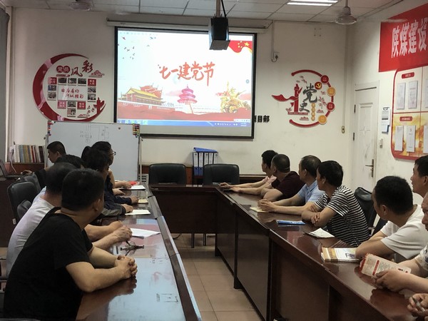 陜煤建設(shè)洗選煤運(yùn)營公司檸條塔運(yùn)營項(xiàng)目部開展“永遠(yuǎn)跟黨走”剪紙活動(dòng)