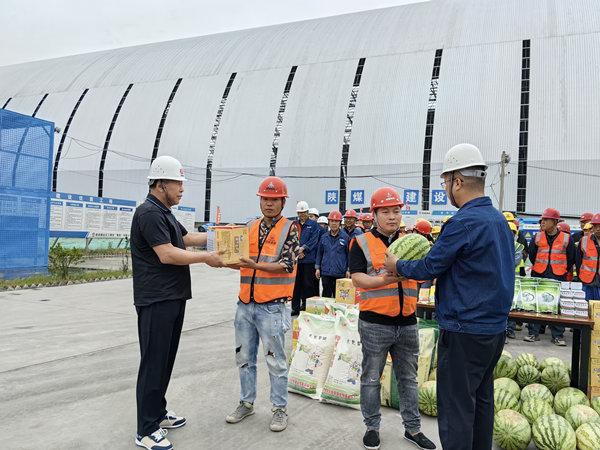 炎炎夏日送清涼 濃濃關(guān)愛沁人心