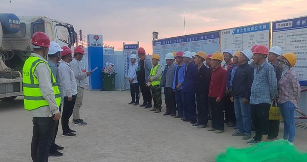 陜煤建設(shè)天工公司承建的彬長低熱值煤660MW超超臨界CFB示范項目儲煤筒倉滑模施工順利開滑