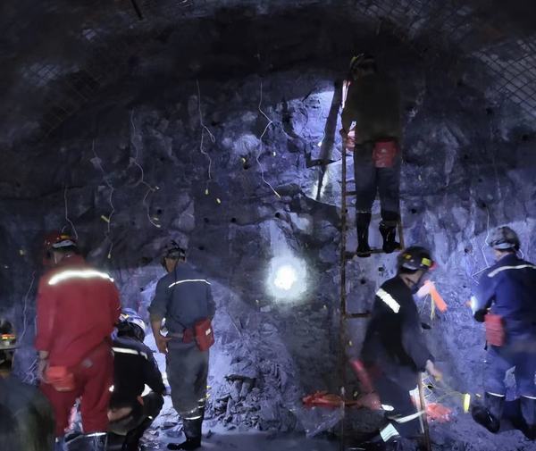 陜煤建設(shè)礦建二公司王峰項目部兩個巷道精準(zhǔn)貫通