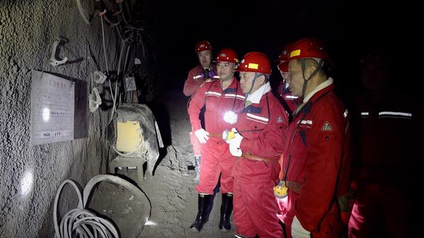 國家礦山安全監(jiān)察局陜西局監(jiān)察執(zhí)法四處處長何加省蒞臨陜煤建設礦建二公司第二項目部檢查指導工作