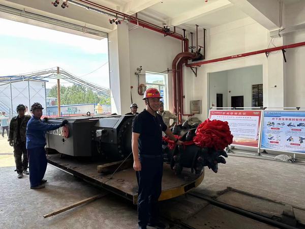 陜煤建設(shè)礦建二公司王峰項目部第三臺硬巖綜掘機(jī)順利入井