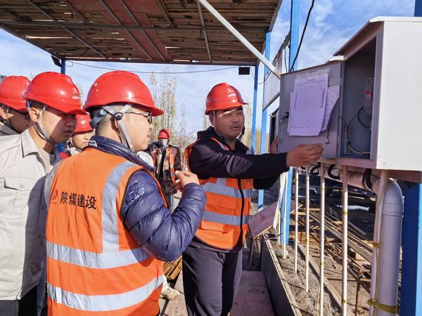 陜煤建設(shè)天工公司新疆第一項(xiàng)目部開(kāi)展“小問(wèn)題、大隱患、堵漏洞、保安全”活動(dòng)