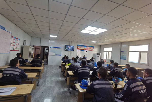 陜煤建設(shè)洗選煤運(yùn)營公司紅柳林洗煤廠項(xiàng)目部： 一防一止降險(xiǎn)  一守一護(hù)保安