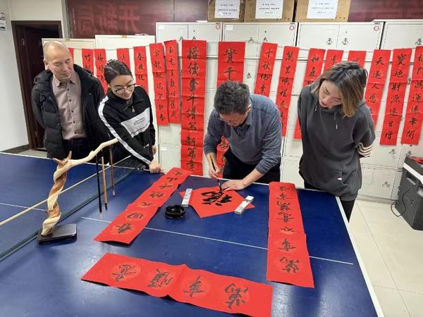 陜煤建設(shè)礦建二公司開展“翰墨飄香 迎新春 寫春聯(lián) 送祝福”活動(dòng)