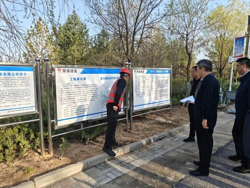 中共榆林市榆陽區(qū)委書記李忠宏一行到陜煤建設(shè)榆林公司承建的季鸞公園生態(tài)補(bǔ)水項(xiàng)目檢查指導(dǎo)